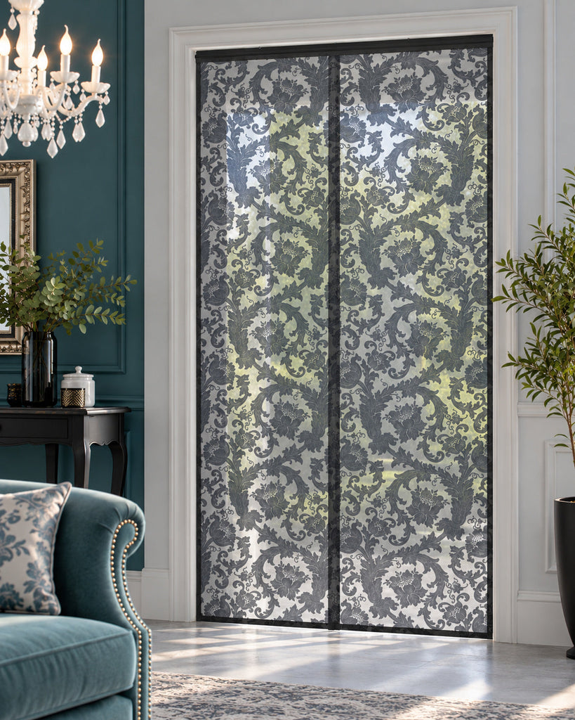 Rideau moustiquaire Moustibaroque installé dans une porte de salon, motifs baroques gris – EAN 3110060003303
